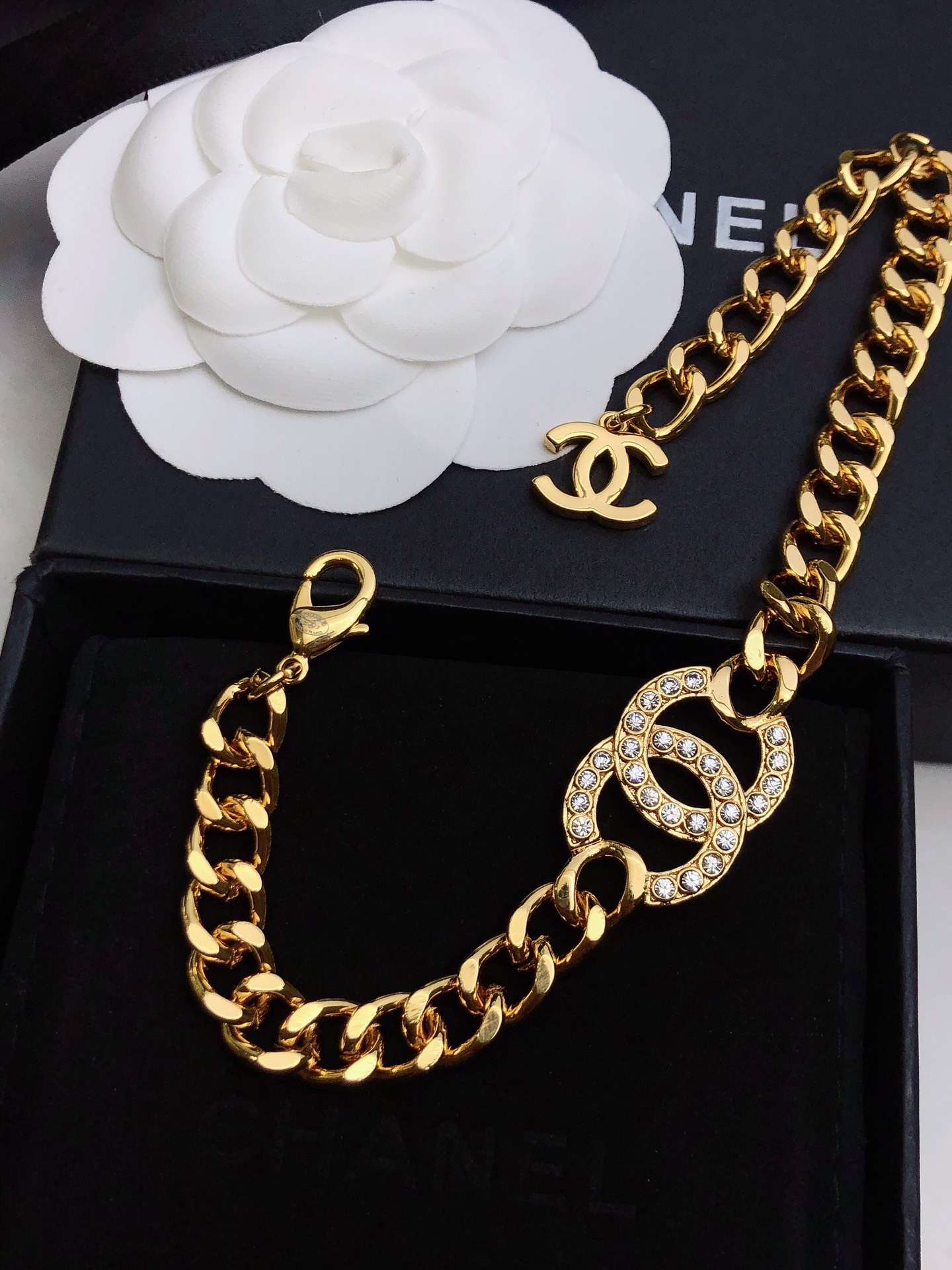 FWSL01 | 18 K Gold CHANEL CC Bracelet ( P50)