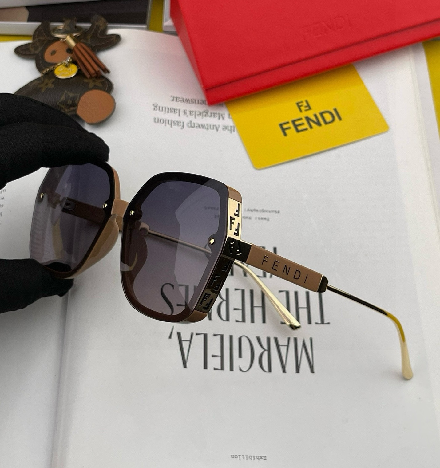 FSG06 | Fendi SunGlass (902937-P60)